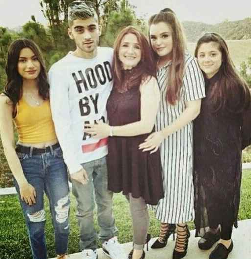 Doniya Malik wit her mother and siblings